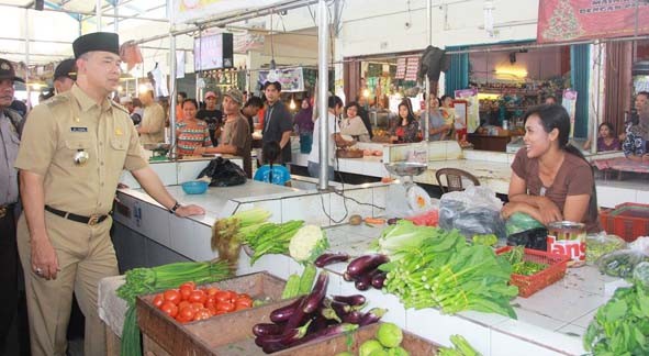 Walikota Jambi ketika meninjau kondisi pasar.